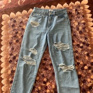 Ripped light blue jean’s